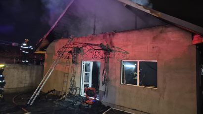 CONSTANȚA: Casă distrusă de incendiu în Palazu Mare. 8 persoane s-au autoevacuat