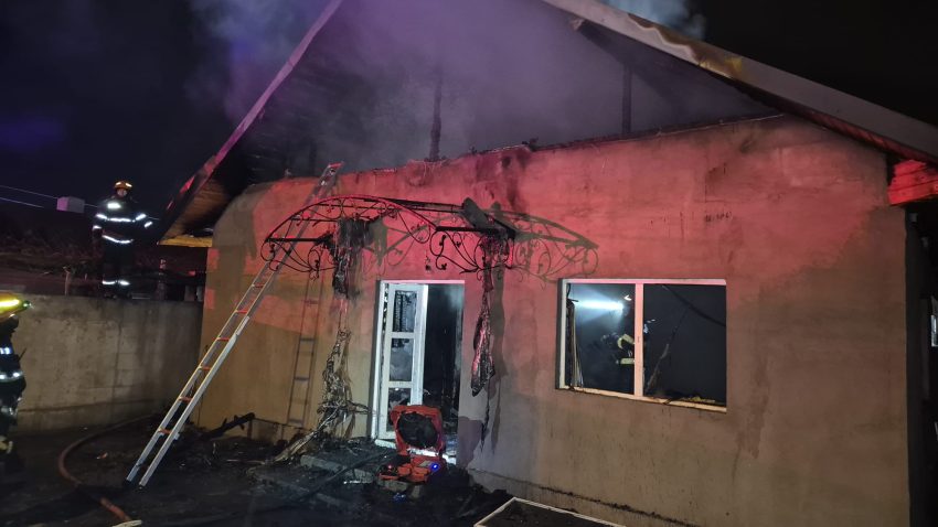 CONSTANȚA: Casă distrusă de incendiu în Palazu Mare. 8 persoane s-au autoevacuat