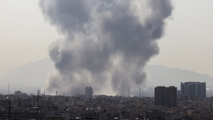 Israelul a lansat un atac preventiv cu rachete împotriva Iranului. Teheranul, zguduit de explozii