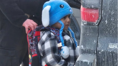 SUA: Băiatul de 5 ani și tatăl său, reținuți de agenți ICE în Minnesota, eliberați prin ordin al unui judecător federal