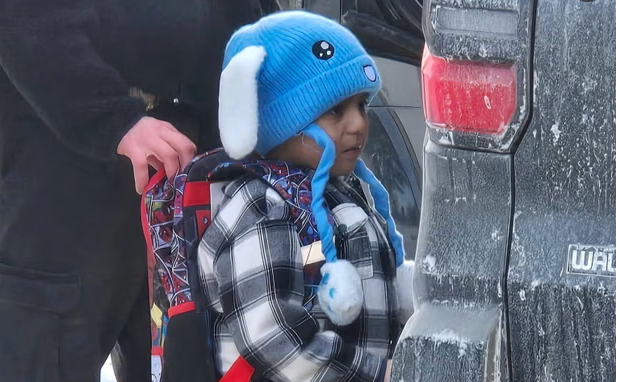 SUA: Băiatul de 5 ani și tatăl său, reținuți de agenți ICE în Minnesota, eliberați prin ordin al unui judecător federal