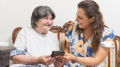 DIALOGURI LA ZI | Telefonul Vârstnicului, singura linie telefonică gratuită dedicată seniorilor din România, a împlinit zece ani de funcționare continuă