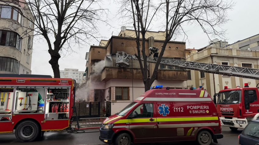 CONSTANȚA: Incendiu la o casă de pe strada Ferdinand. Un vârstnic, transportat la spital