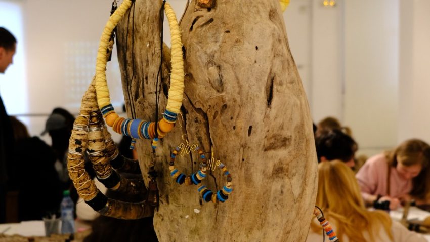 AUDIO | Bijuteria contemporană, semn identitar și formă de „artă purtată” – atelier de creație, la Muzeul de Artă din Constanța