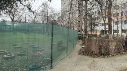 VIDEO | CONSTANȚA: Scut uman în fața muncitorilor veniți să construiască o parcare pe spațiul verde în cartierul Abator