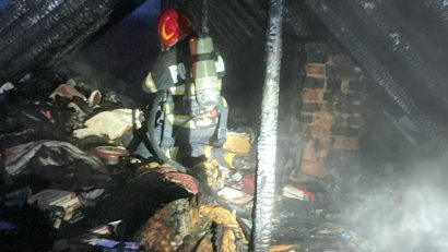 MĂCIN: Pompierii tulceni au intervenit pentru lichidarea unui incendiu care a cuprins acoperișul unei case
