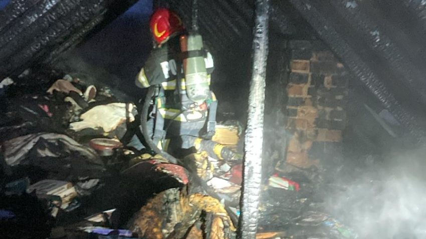 MĂCIN: Pompierii tulceni au intervenit pentru lichidarea unui incendiu care a cuprins acoperișul unei case