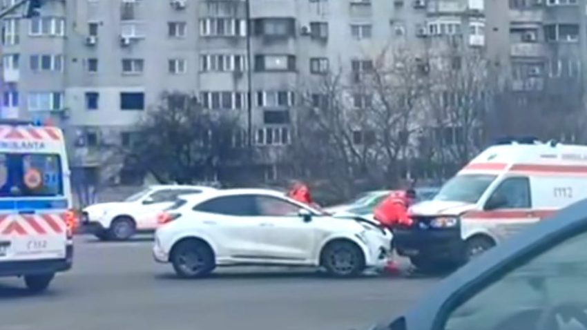 CONSTANȚA: O ambulanță care transporta o pacientă în stare gravă, implicată într-un accident în zona Gării