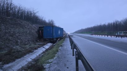 Accident rutier pe A2 între Medgidia și Cernavodă. Un TIR a ieșit în afara părții carosabile