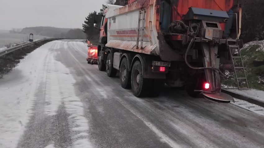 Atenție, șoferi! Pe drumurile din județul Constanța se circulă în condiții de iarnă