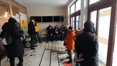 Cum a decurs întâlnirea dintre primarul Vergil Chițac și reprezentanții locatarilor din zona Abator. Pe spațiul verde din fața a două blocuri ar urma să fie amenajată o parcare