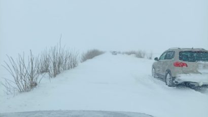 Județul CONSTANȚA: Mai multe microbuze și autoturisme sunt blocate în nămeți. O mașină de la Ambulanță care transporta un pacient a derapat în zona Techirghiol
