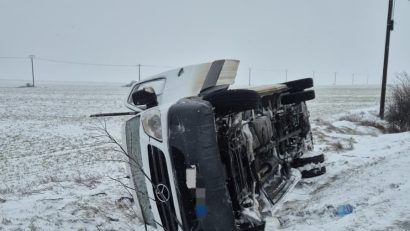 Județul TULCEA: Un bărbat de 53 de ani, rănit în urma unui accident rutier. Microbuzul în care se afla a părăsit partea carosabilă