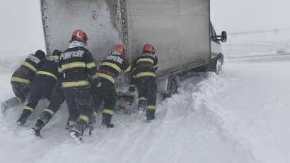 Șoferul unei dube înzăpezite, ajutat de pompierii tulceni să-și continue drumul. Salvatorii se întorceau de la altă misiune