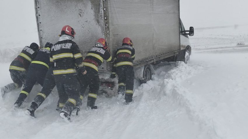 Șoferul unei dube înzăpezite, ajutat de pompierii tulceni să-și continue drumul. Salvatorii se întorceau de la altă misiune