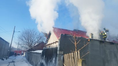 Județul CONSTANȚA/ FOTO: Casă distrusă de un incendiu. Trei adulți și trei minori au fost evacuați din locuință
