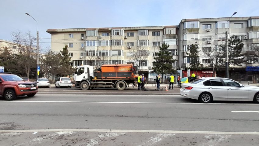 CONSTANȚA: În mai multe zone din oraș se asfaltează provizoriu