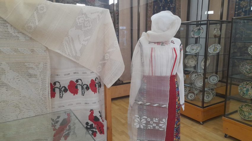 AUDIO | Expoziția „Dragobetele – sărbătoarea iubirii la români”, deschisă la Muzeul de Artă Populară din Constanța