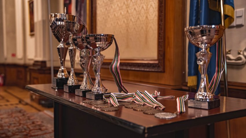 Turneul internațional de dezbateri Cambridge Union Schools pentru liceeni. Colegiul Național “Mircea cel Bătrân” din Constanța ocupă locul al doilea și se califică în finala istorică din Marea Britanie