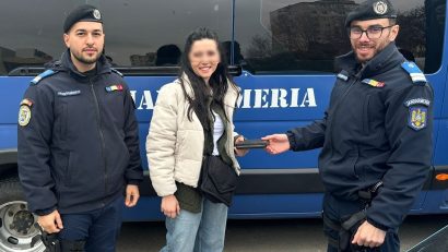 Jandarmii constănțeni au restituit unei tinere portofelul pierdut într-un taxi