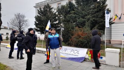 CONSTANȚA: Polițiștii sindicatului EUROPOL protestează în fața sediului IPJ
