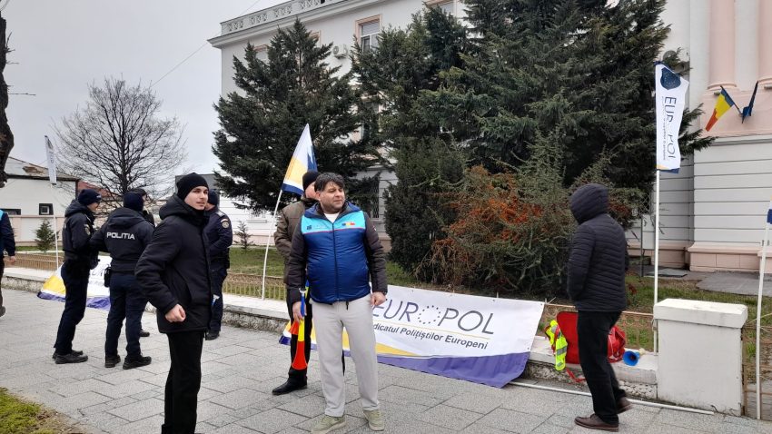 CONSTANȚA: Polițiștii sindicatului EUROPOL protestează în fața sediului IPJ