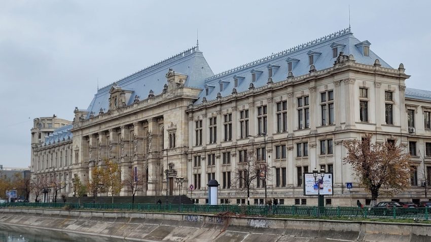 Curtea de Apel București respinge cererea de suspendare a judecătorilor CCR Mihai Busuioc și Dacian Dragoș