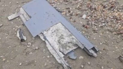 CONSTANȚA: Fragment metalic care ar proveni de la o dronă, găsit pe plajă în staţiunea Mamaia