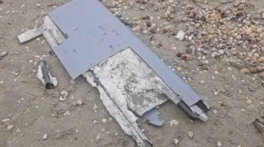 CONSTANȚA: Fragment metalic care ar proveni de la o dronă, găsit pe plajă în staţiunea Mamaia