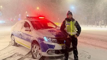 Atenție, șoferi! Ninge viscolit în sudul țării, cu depuneri de zăpadă pe carosabil!