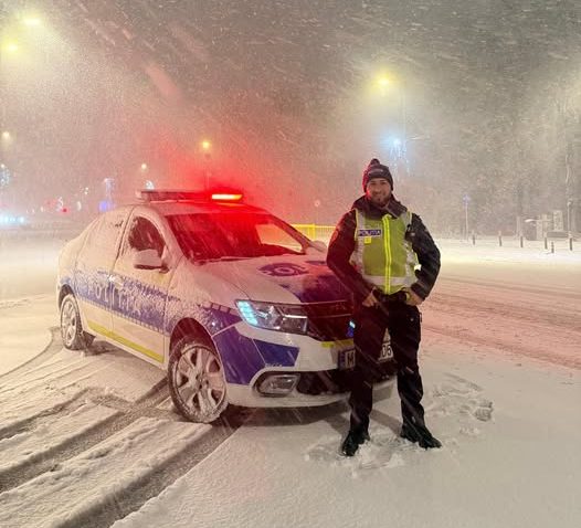 Atenție, șoferi! Ninge viscolit în sudul țării, cu depuneri de zăpadă pe carosabil!