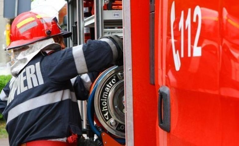 TUZLA: Un bărbat a ajuns la spital cu arsuri, după ce i-a luat foc locuința