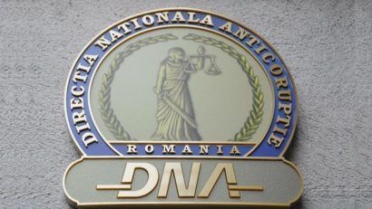 Doi inspectori vamali din Constanța, reținuți de DNA
