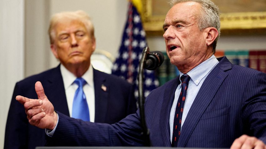 Un judecător suspendă revizuirea politicii americane de vaccinare de către administrația Trump