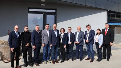 TULCEA: Comisarul european pentru oceane și pescuit, în vizită la o fabrică de produse piscicole din Deltă
