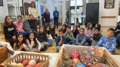 CONSTANȚA: Meșterul Fevronia Ciortan susține ateliere de încondeiat ouă în holul central al Muzeului de Artă Populară