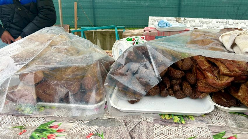 CONSTANȚA: Peste 600 de kg de produse care nu respectau condițiile legale de siguranță alimentară, retrase de DSVSA. Inspectorii au verificat târgul de pe Varianta Ovidiu