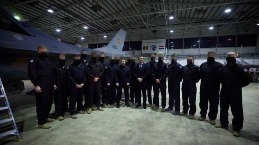 Ministrul Apărării, Radu Miruță și președintele ucrainean Volodimir Zelenski, în vizită la Baza 86 Aeriană de la Borcea