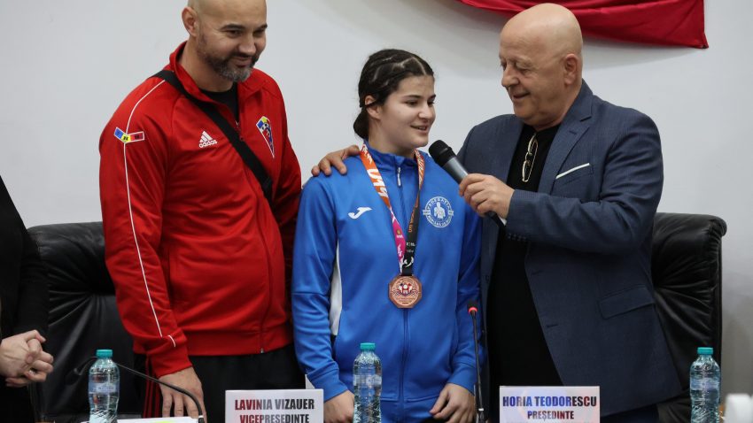 TULCEA: Sportiva Iasmina Georgiana Moraru, premiată în plenul Consiliului Județean