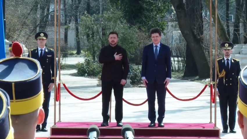 Președintele Ucrainei – primit cu onoruri militare de șeful statului român, la Palatul Cotroceni