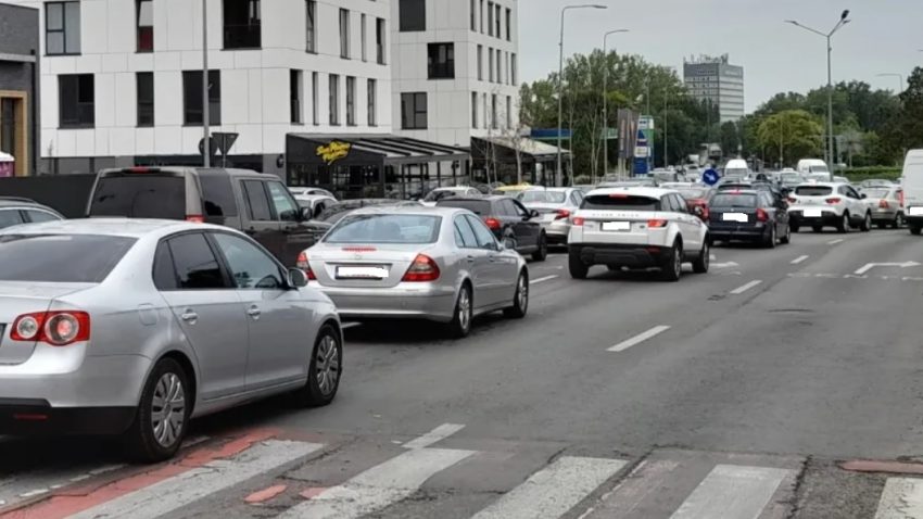 AUDIO | Din 27 martie, au intrat în vigoare modificări legislative care schimbă modul de plată a amenzilor, dar și condițiile pentru recuperarea permisului de conducere