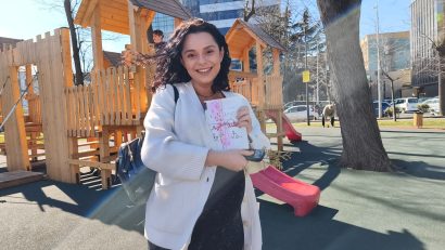 Cărți mărțișor au fost împărțite doamnelor și domnișoarelor din Constanța