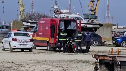 Cinci persoane se aflau la bordul remorcherului scufundat. Una a fost declarată decedată