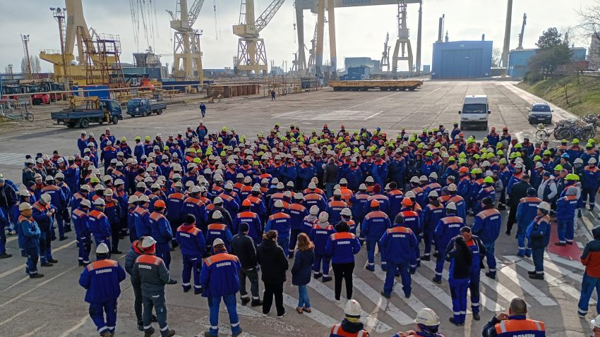 Protest spontan al angajaților de la Șantierul Naval Mangalia