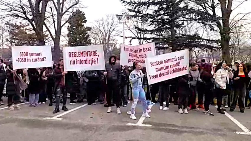 VIDEO | CONSTANȚA: Angajații agențiilor de jocuri de noroc au protestat în fața Prefecturii