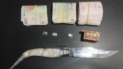 Doi bărbați din Mangalia, reținuți de jandarmi. Unul avea asupra lui suma de 8.400 de lei și substanțe susceptibile de a avea efect psihoactiv