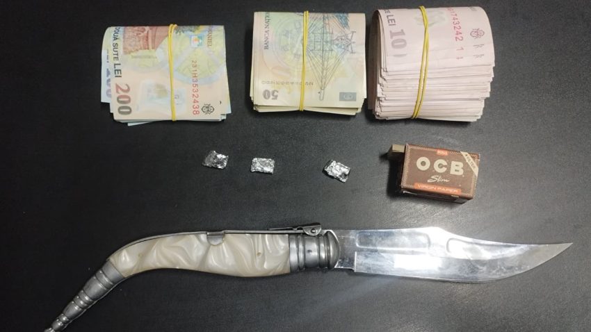 Doi bărbați din Mangalia, reținuți de jandarmi. Unul avea asupra lui suma de 8.400 de lei și substanțe susceptibile de a avea efect psihoactiv