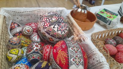 AUDIO | La Muzeul de Artă Populară din Constanța sunt organizate ateliere de încondeiat ouă