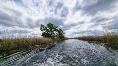 Vreme predominant închisă, cu ploaie slabă și vânt alert, în Dobrogea și pe litoral