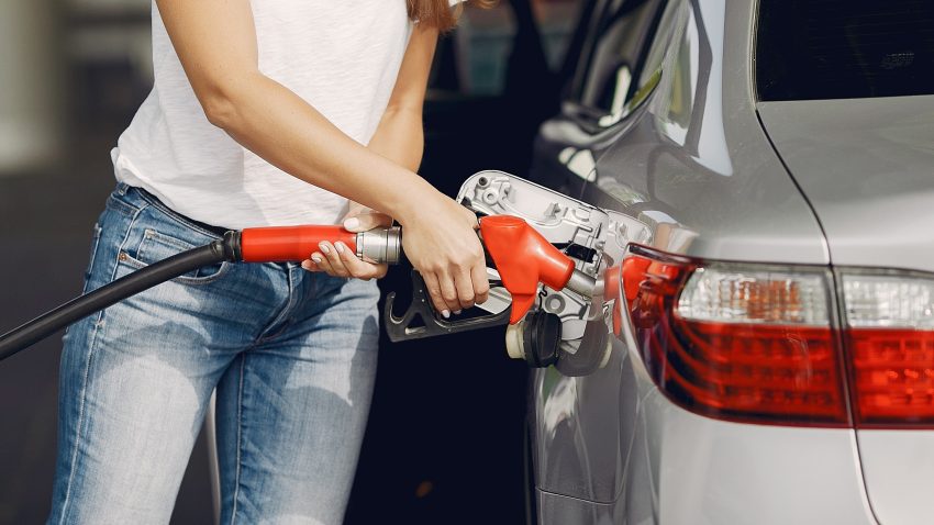 Preţul carburanţilor în România ar urma să scadă în perioada următoare